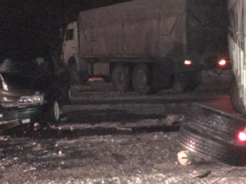 Родились в рубашке: компания волгоградцев протаранила фуру из Ростова