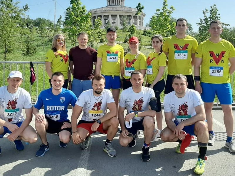 Прокурор области Денис Костенко и его коллеги пробежали с волгоградцами марафон