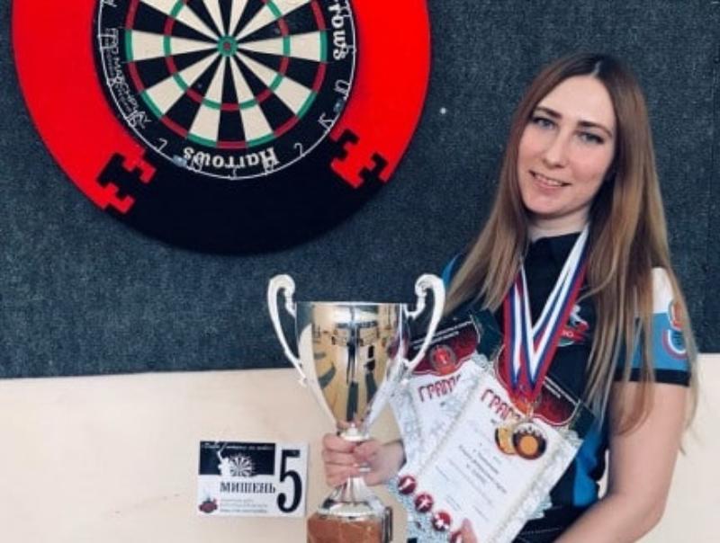 Красавица-преподаватель из ВолгГМУ завоевала золото по дартс