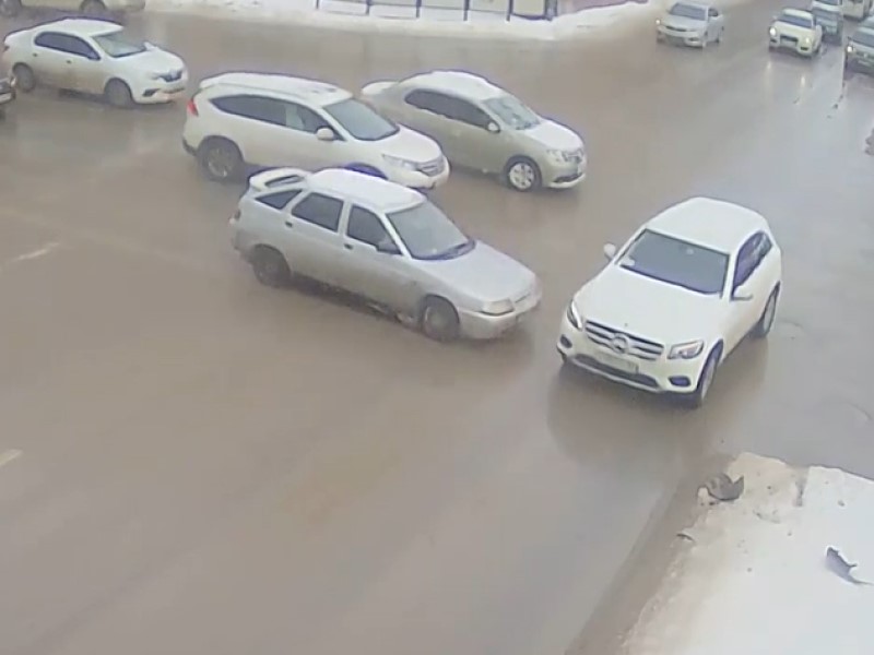 Mercedes GL протаранил вход в подземку и улетел на тротуар в центре Волгограда: видео