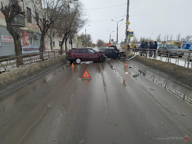 Четверо несовершеннолетних пострадали в авариях на дорогах Волгограда за сутки