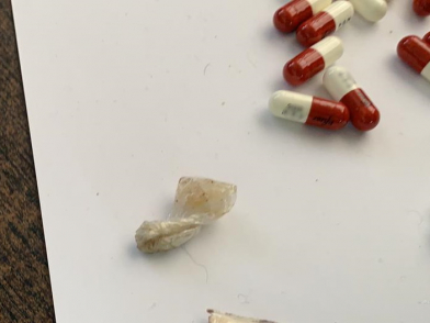 Под Волгоградом у таксиста изъяли два пакета с волшебным порошком и таблетками