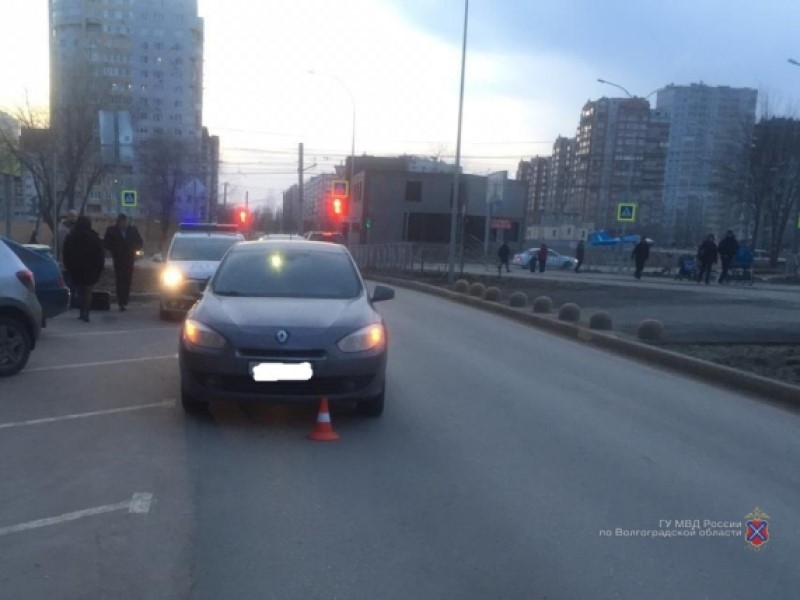 «Мальчик жив»: первоклассник попал под колеса Renault на севере Волгограда