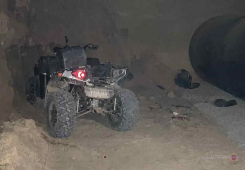 Водитель квадроцикла упал в котлован в Волгоградской области