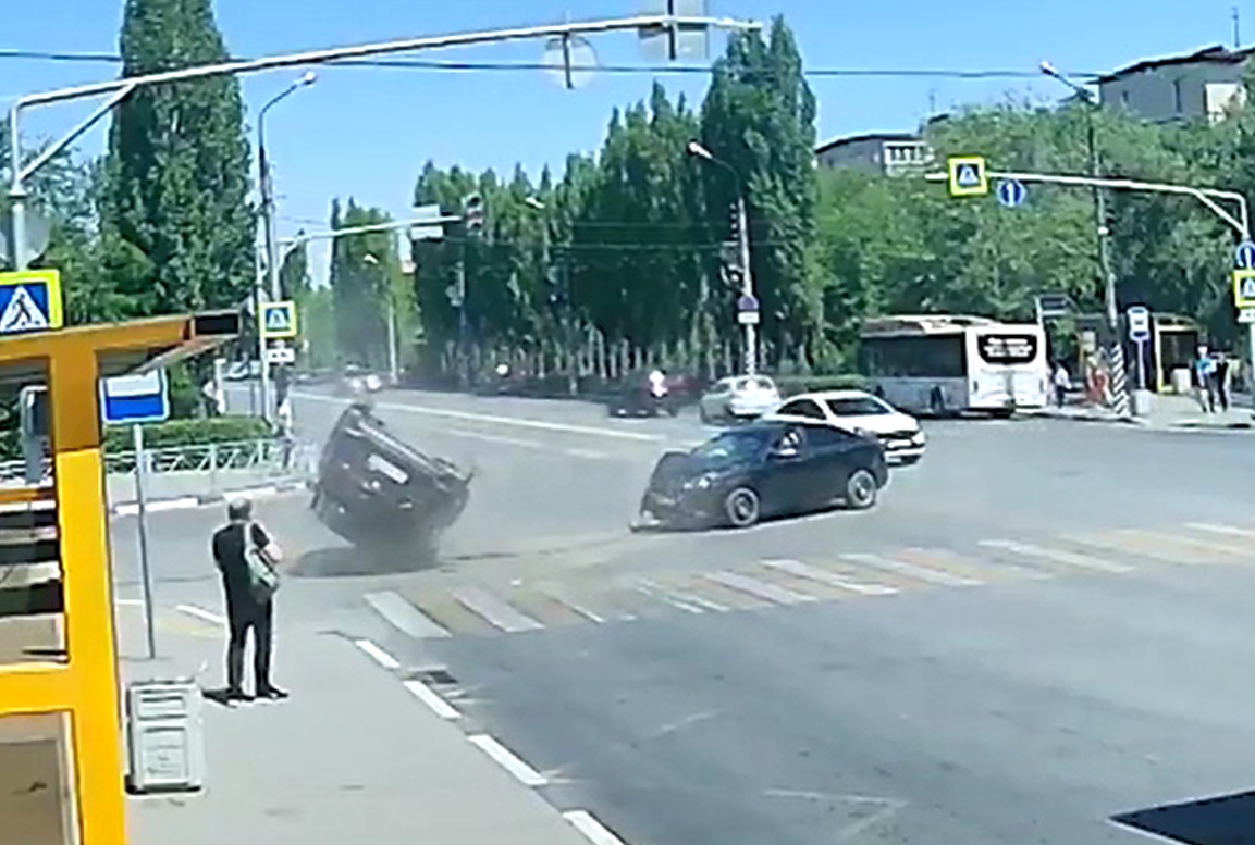Стали известны подробности ДТП с перевернувшейся KIA Sportage в Волжском