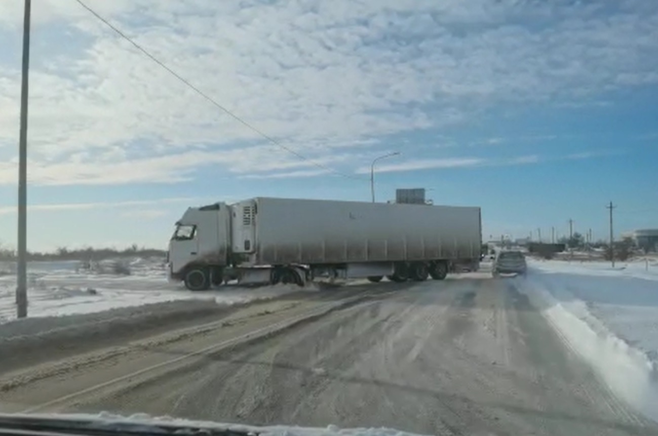 Еще одна запрещенная фура перегородила проезд: видео