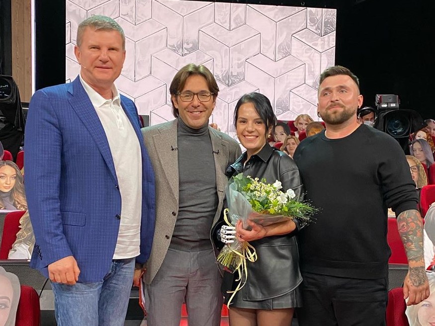 Молодая мама, которую Олег Савченко вернул к полноценной жизни после нападения мужа-вурдалака, показала нового супруга