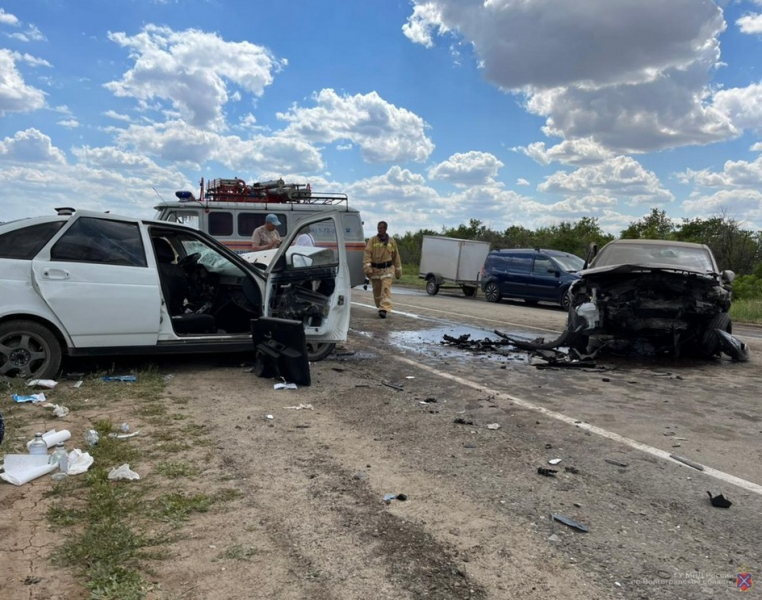 Двое детей и четверо взрослых пострадали в массовом ДТП под Волгоградом