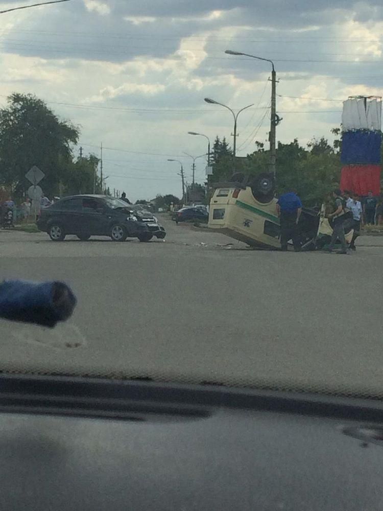Столкнулись с легковушкой: в Волгоградской области перевернулся инкассаторский автомобиль