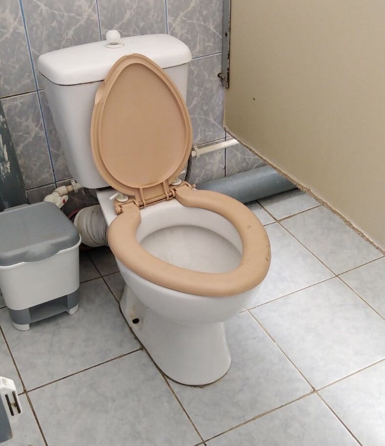 Мэрия Волгограда показала, как выглядят туалет одной из школ, сражающихся за звание самого худшего санузла