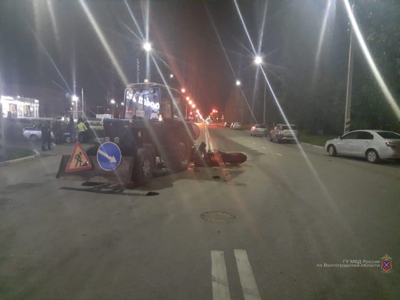 Мотоциклист с девушкой врезался в «Беларуса» в Волжском