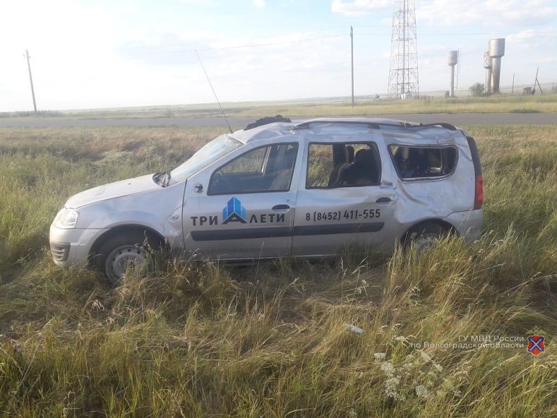 До отказа забитая людьми машина саратовской строительной фирмы перевернулась в Волгоградской области