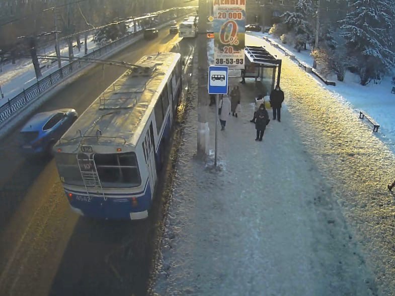 На видео попало столкновение маршрутки №98 и троллейбуса в Волгограде