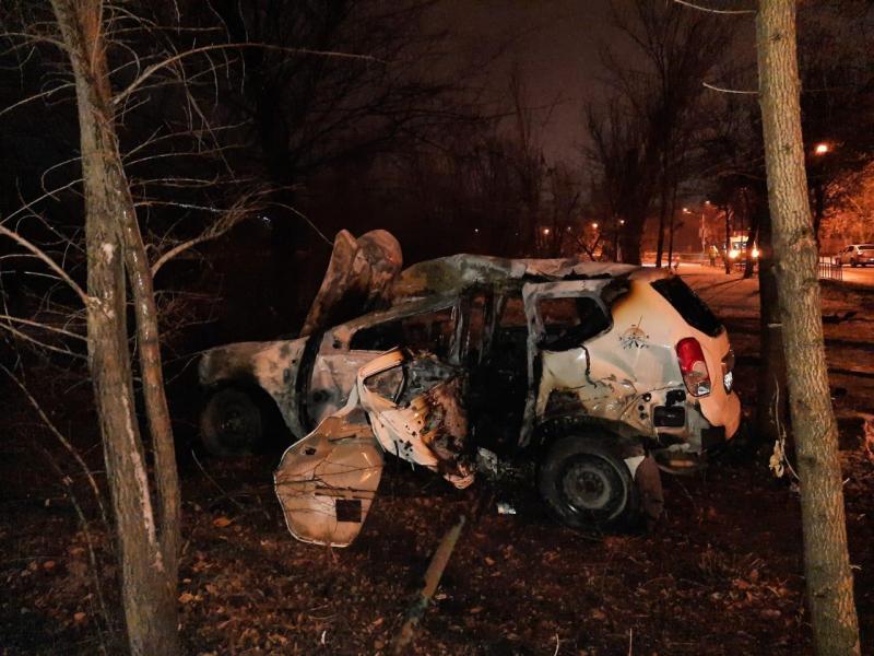 17-летний волжанин на «Renault» снес турникет и врезался в дерево
