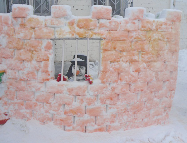 Заключенные лепили снежных баб в Волгограде