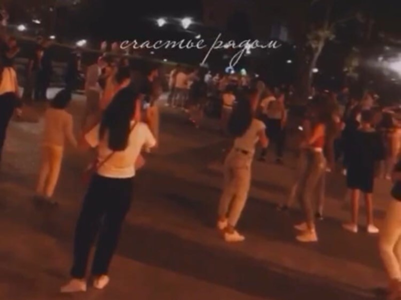 Сотни волгоградцев устроили танцы на набережной в разгар пандемии коронавируса