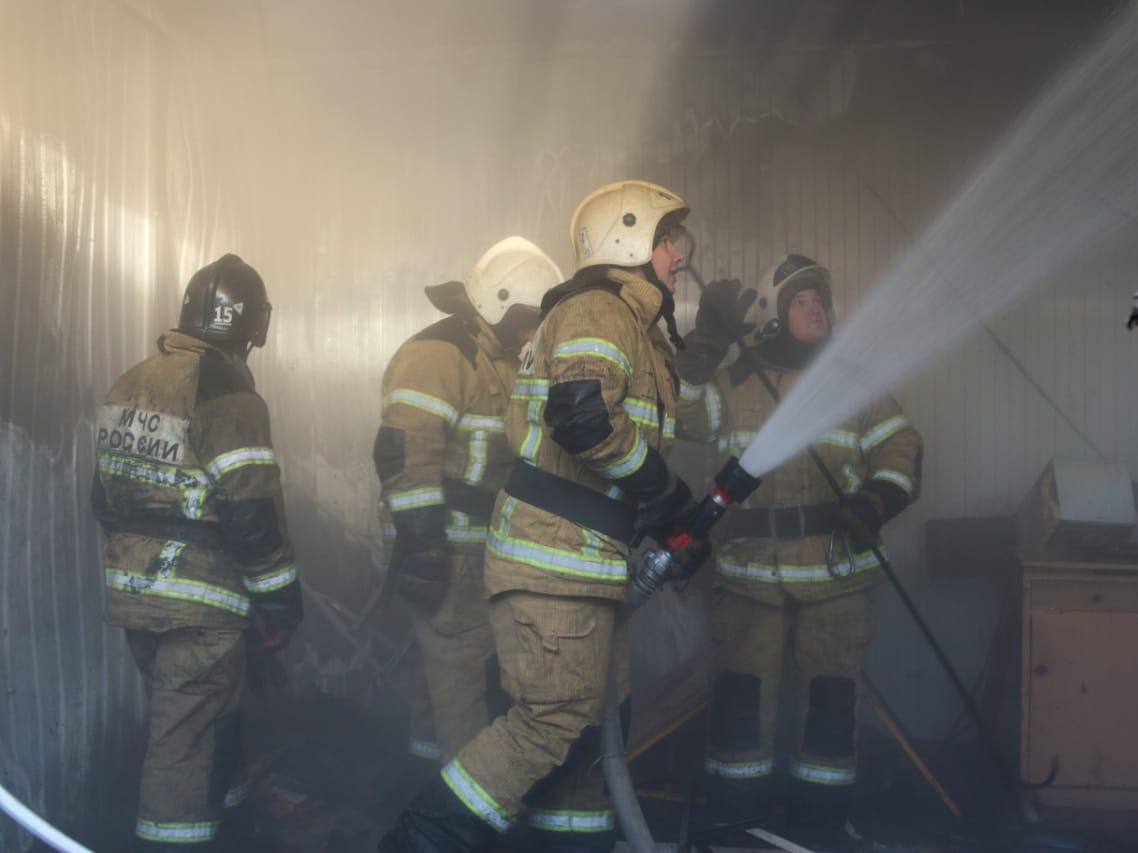 Пожарным удалось потушить загоревшийся рыночный павильон в Волгограде 