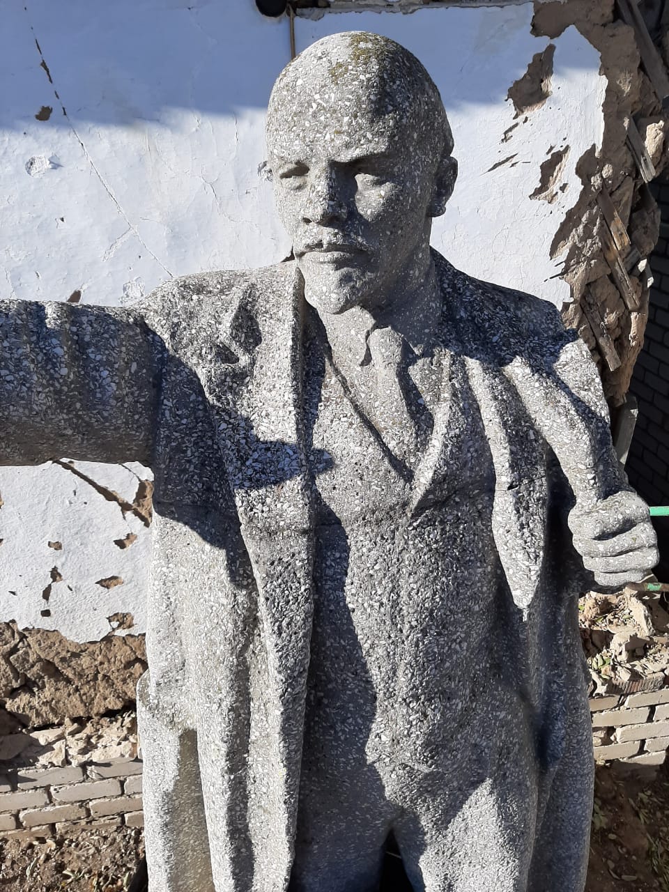 Брошенный коммунистами памятник Ленину готов купить волгоградский общественник