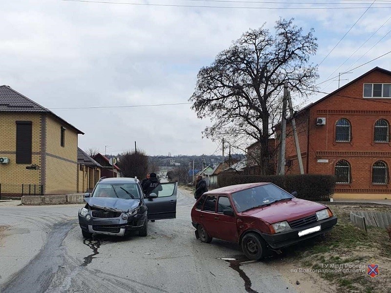 Летел по узкой дороге: 11-летняя девочка и женщина пострадали в аварии в Волгограде