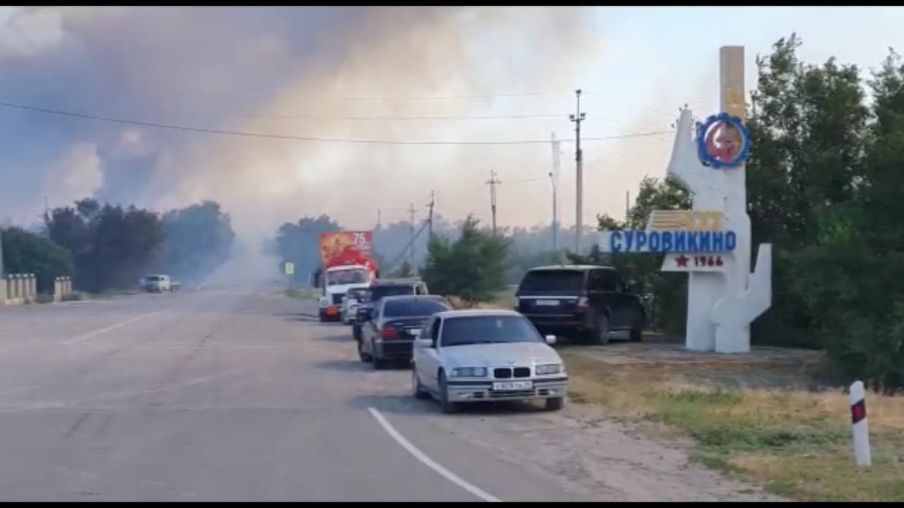 К тушению ландшафтного пожара подключились волгоградские полицейские