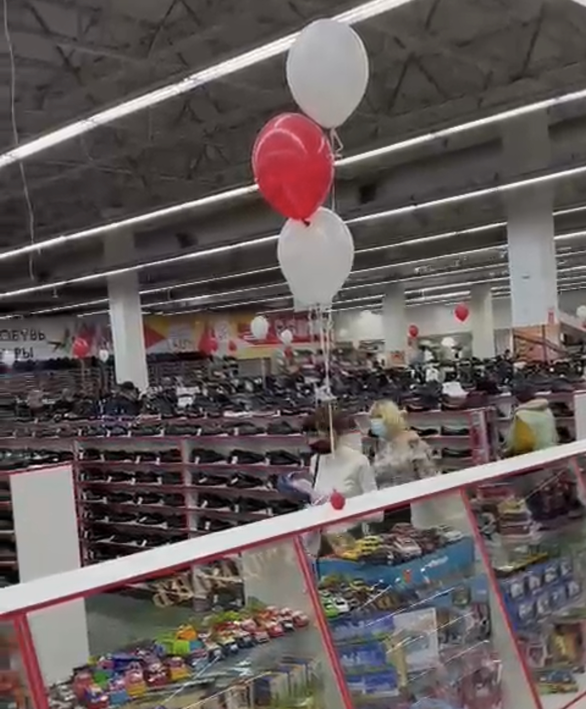На месте супермаркета в центре Волгограда открыли обувной магазин с дурным запахом
