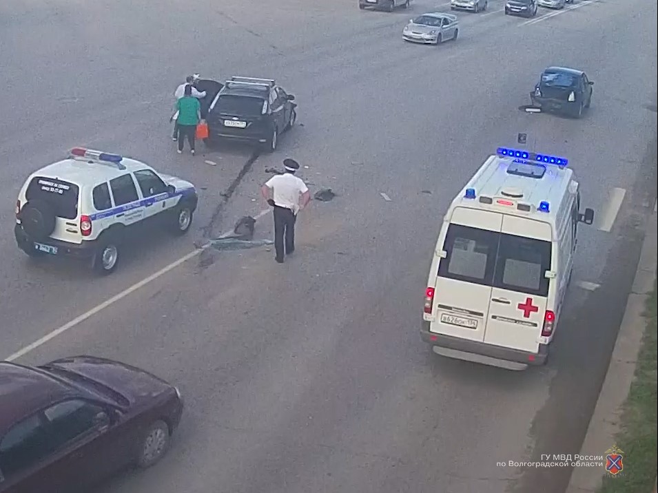 Водитель Ford на полном ходу влетел в остановившуюся на светофоре машину в Волгограде