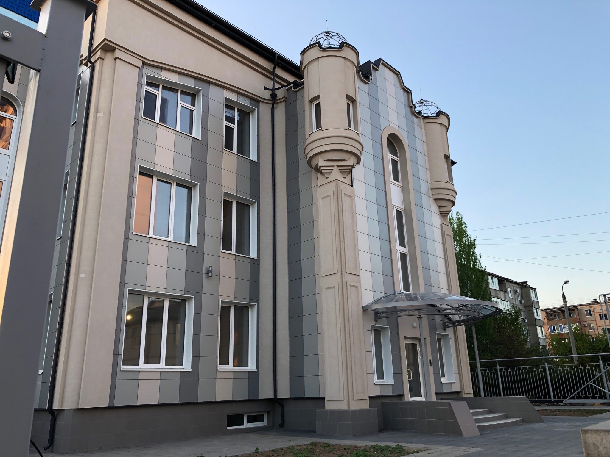 Многолетнюю заброшенную убогую постройку продают под квартиры за 7 млн волжанам