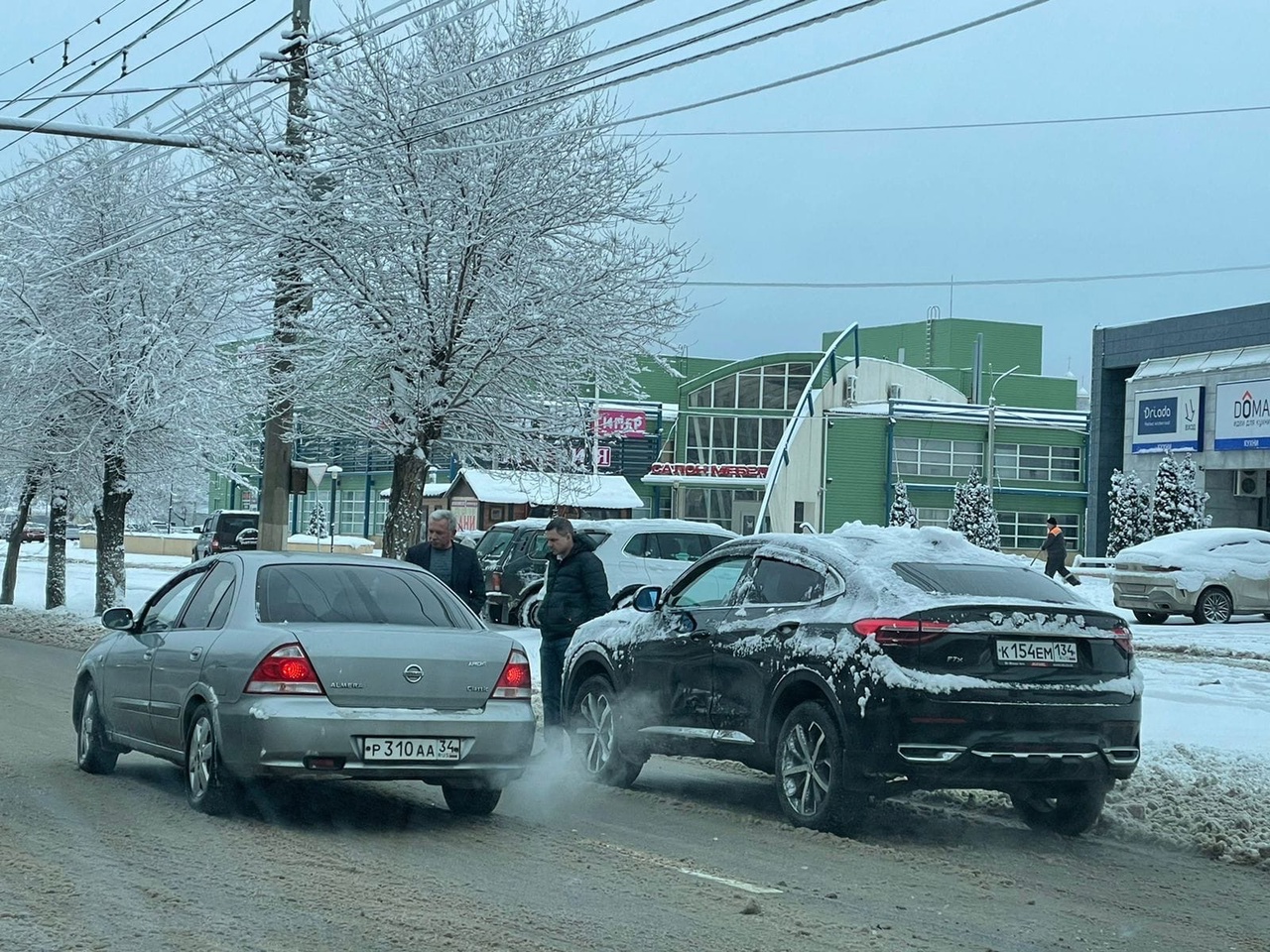 Иномарка с чиновничьими номерами устроила ДТП в Волгограде