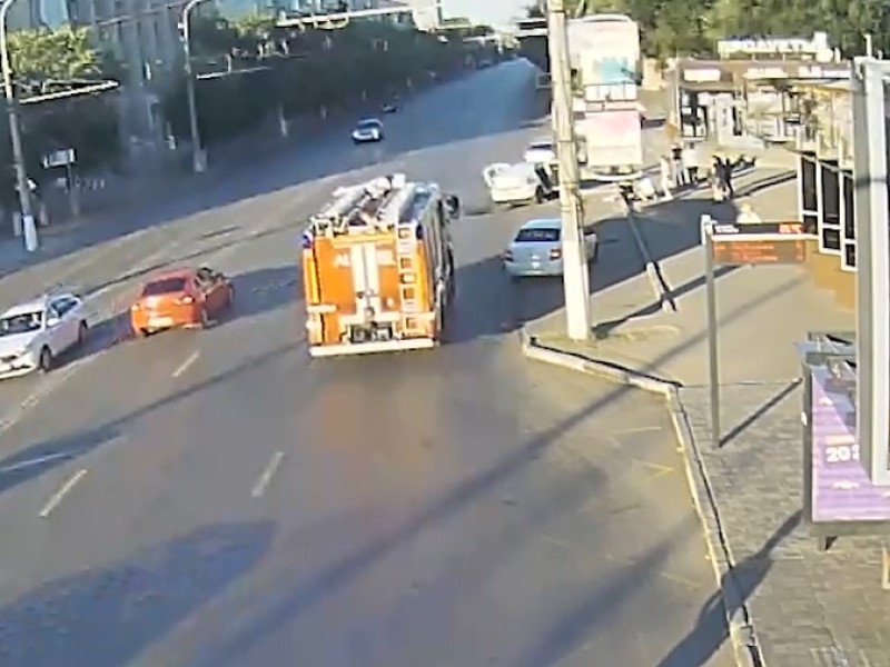 Такси с пассажиром врезалось в столб в Волгограде: видео