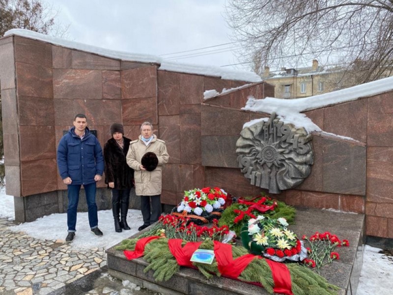 Волгоградские заводчане возложили цветы в память о павших в Сталинградской битве