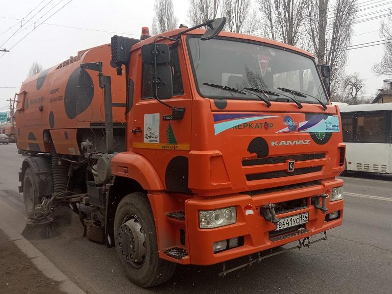 Дороги и тротуары Волгограда приводят в порядок после зимы