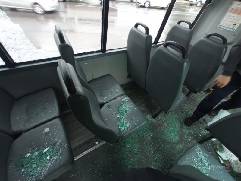 Двое пассажиров маршрутки попали в больницу в результате столкновения с фурой в Волгограде