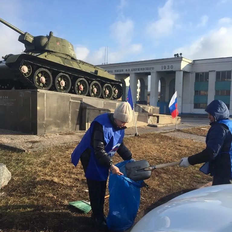 Волгоградские единороссы устроили юбилейную фотосессию на фоне  разбитого в хлам памятника героям Великой Отечественной войны
