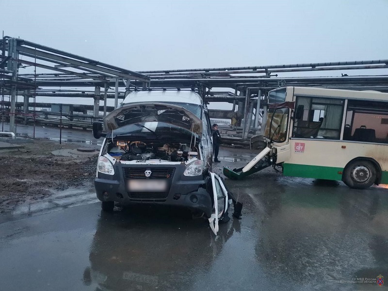 На юге Волгограда водитель маршрутки таранил пассажирский автобус
