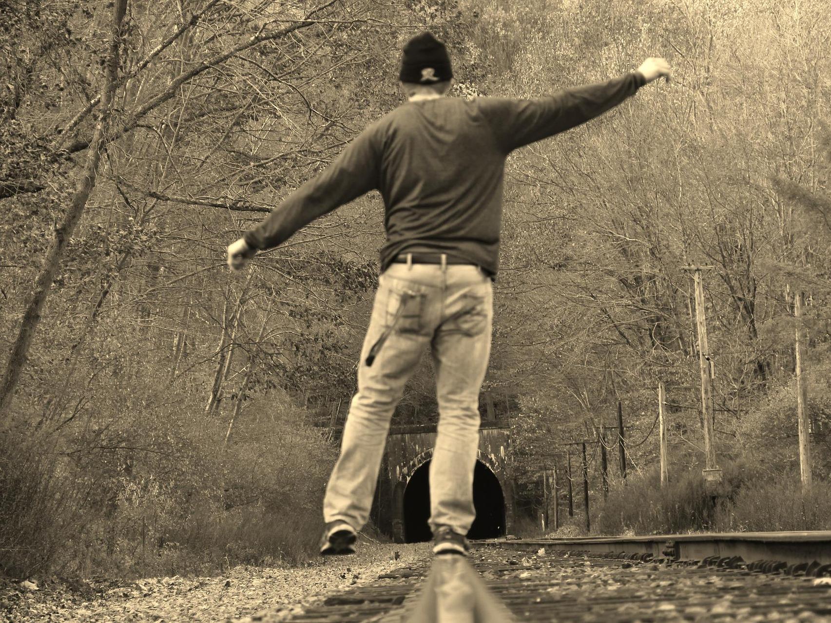 Пропавшего школьника нашли на железнодорожных путях в Волгоградской области