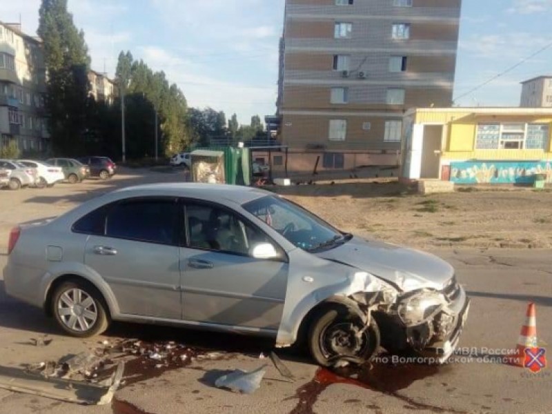 В Камышине Hyundai перевернулся после столкновения с Chevrolet: пострадала женщина 