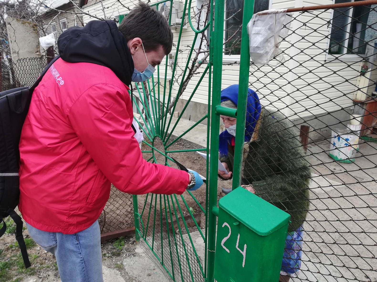 Волонтеры ОНФ организовали доставку продуктов пенсионерам на дом в Волгограде и по области