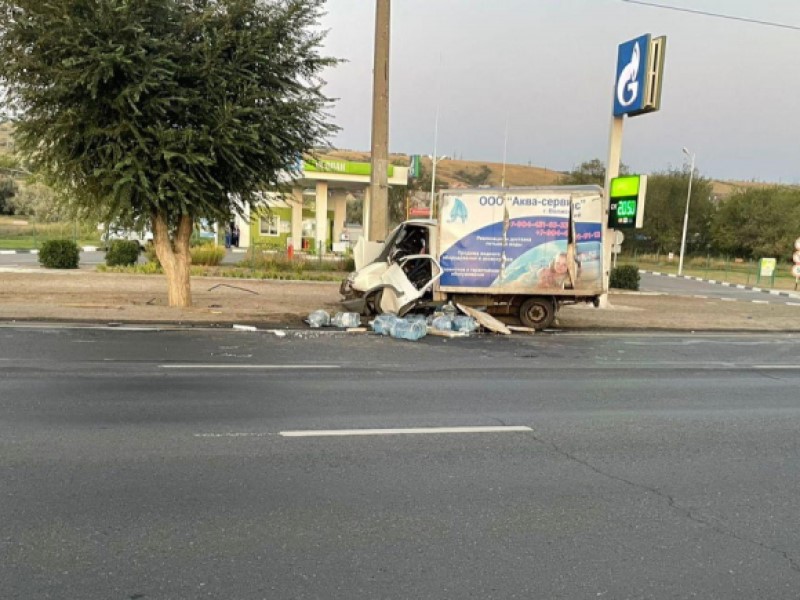 По дороге разбросало бутылки: фургон влетел в столб в Волгограде, пострадал 12-летний мальчик