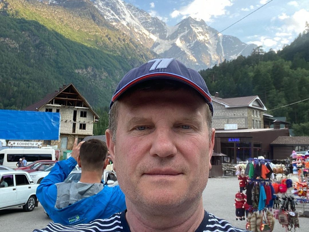 Взялся за старое: Олег Савченко направляется к вершине Эльбруса с флагом Волгоградской области