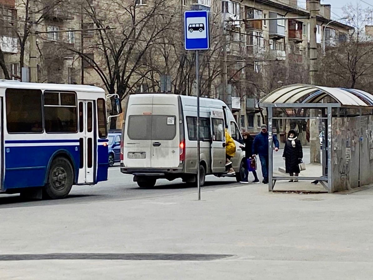 Из-за сокращения популярных маршрутов волгоградцы едут в битком набитом транспорте и стоят в очередях на остановках