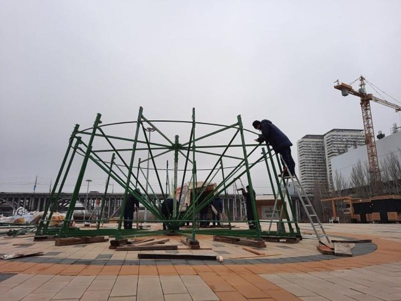 На улице слякоть, а в центре Волгограда устанавливают главную новогоднюю ёлку