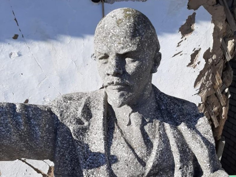 Намеком судьбы стал снос памятника Ленину в годовщину Великой Октябрьской социалистической революции в Волгограде