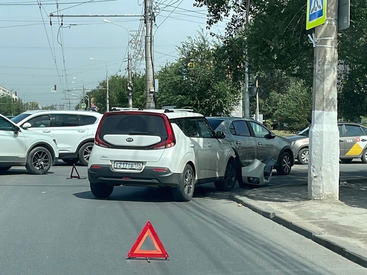 Последствия: на участке с неработающими светофорами в Волгограде случилось ДТП