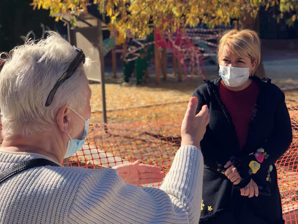 Депутат Госдумы Ирина Гусева провела прием граждан прямо во дворе многоэтажки