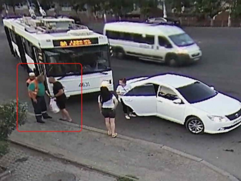 Водители троллейбуса и Camry обматерили и побили друг друга резиновой палкой в Волгограде 