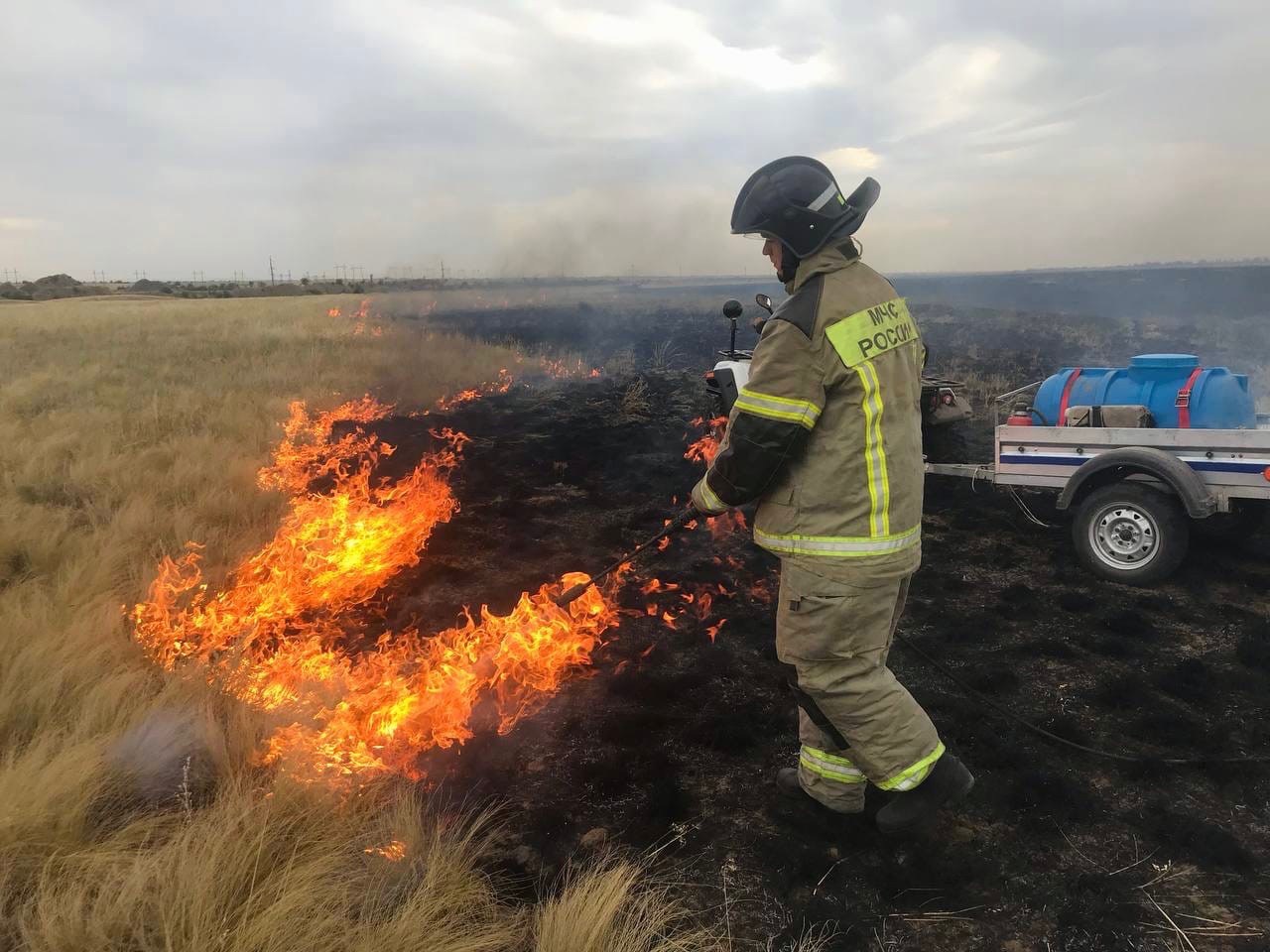 20 гектаров сухой травы горит под Волгоградом