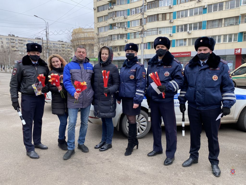 Дарили цветы, а не штрафы сотрудники ГИБДД женщинам-водителям в Волгоградской области