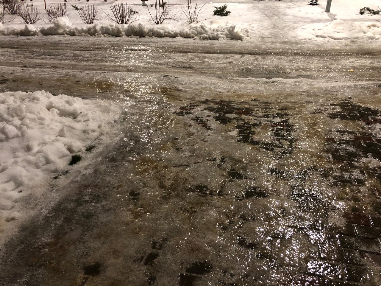 И снова гололед: пенсионеры еле передвигаются в Волгограде