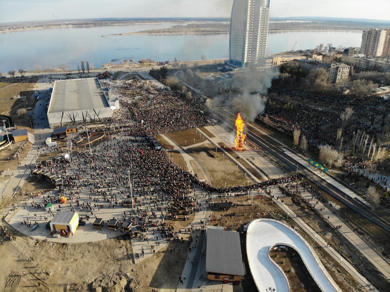 В Волгограде сожгли соломенную женщину