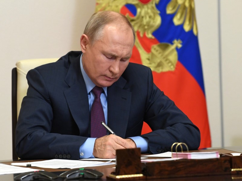 Владимир Путин ввел жесткие ограничительные меры по коронавирусу по всей стране
